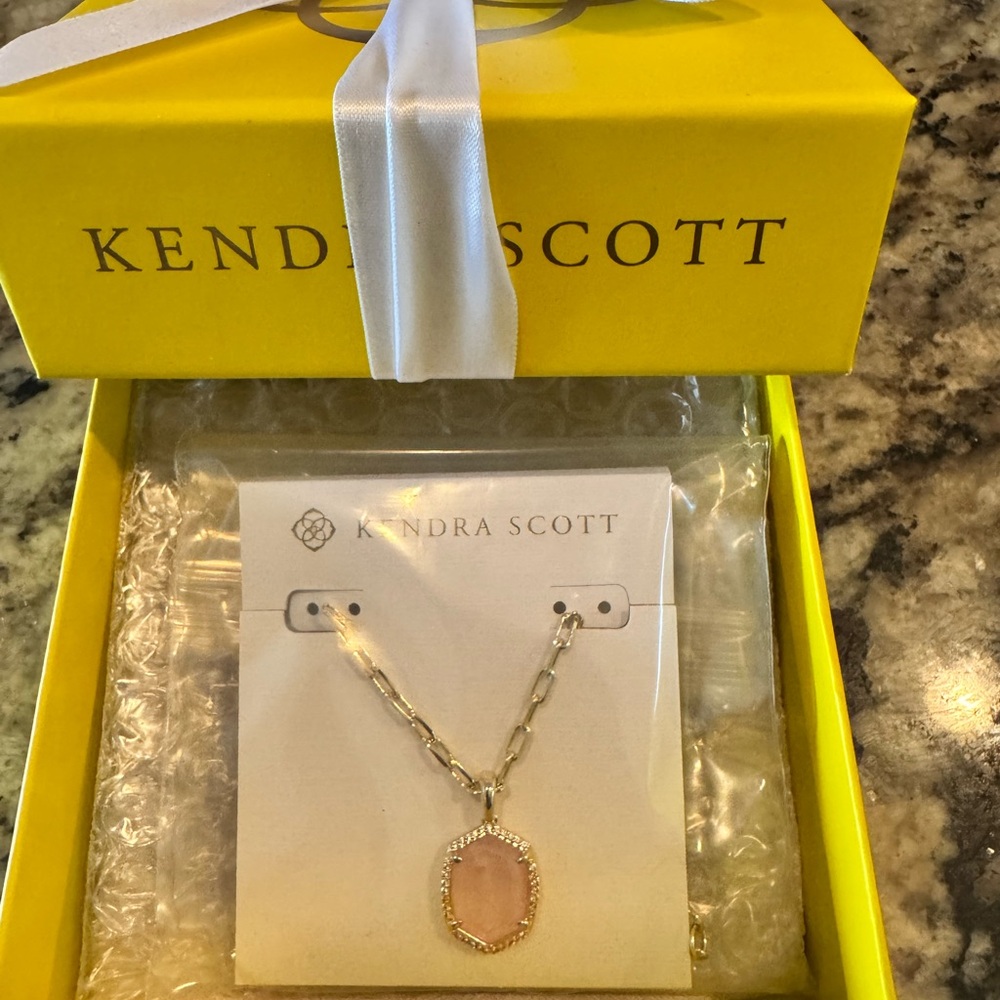 Kendra Scott Rose Quartz Pendant Necklace in Gold